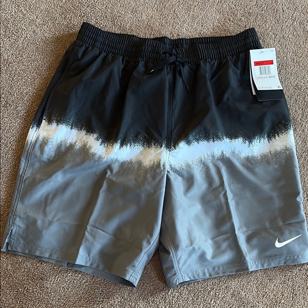 Nike Men’s 9” lined swim trunks large new